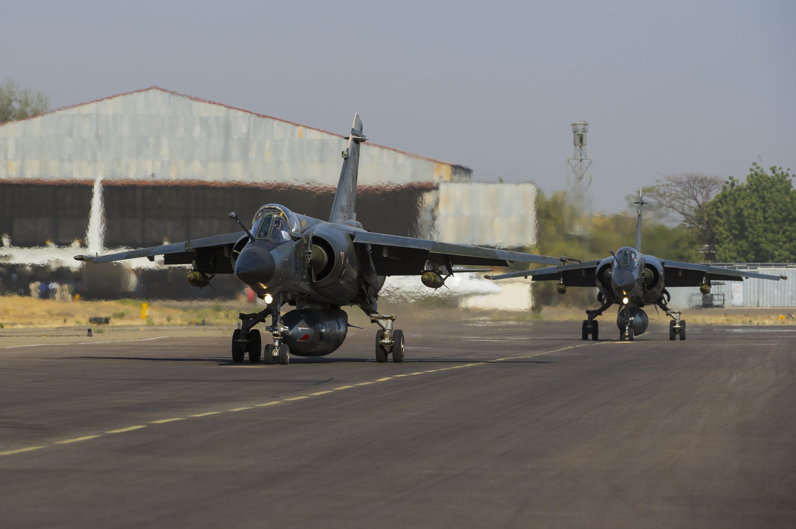Deux avions Mirage F1 CR ont été positionnés sur l’aéroport de Bamako le 14 janvier 2013 -- Photo EMA © Armée de l'Air. -
