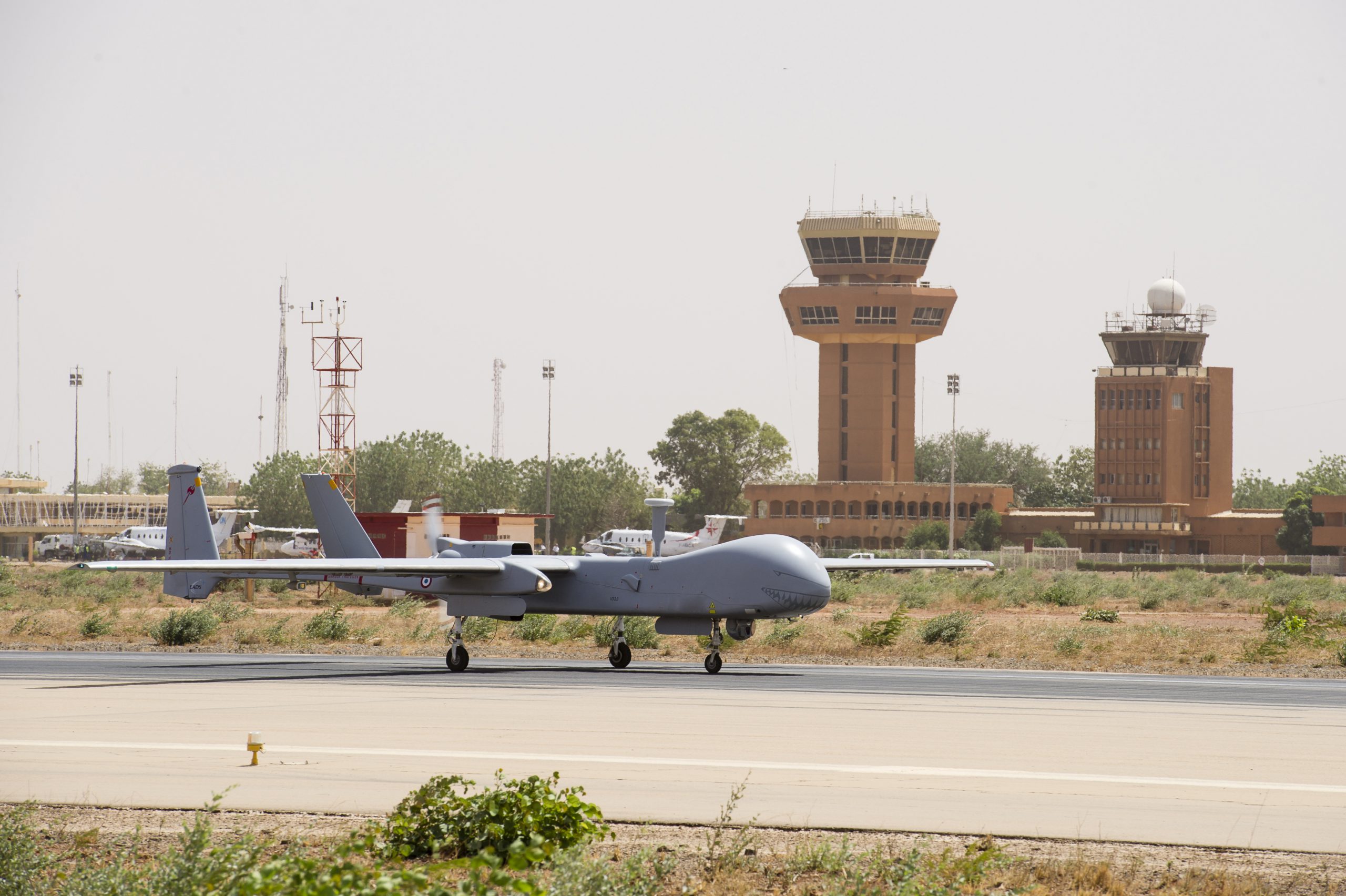Retour de mission d'un Harfang sur l'aéroport de Niamey Diori Hamani -- Photo Armée de l'Air © EMA. -