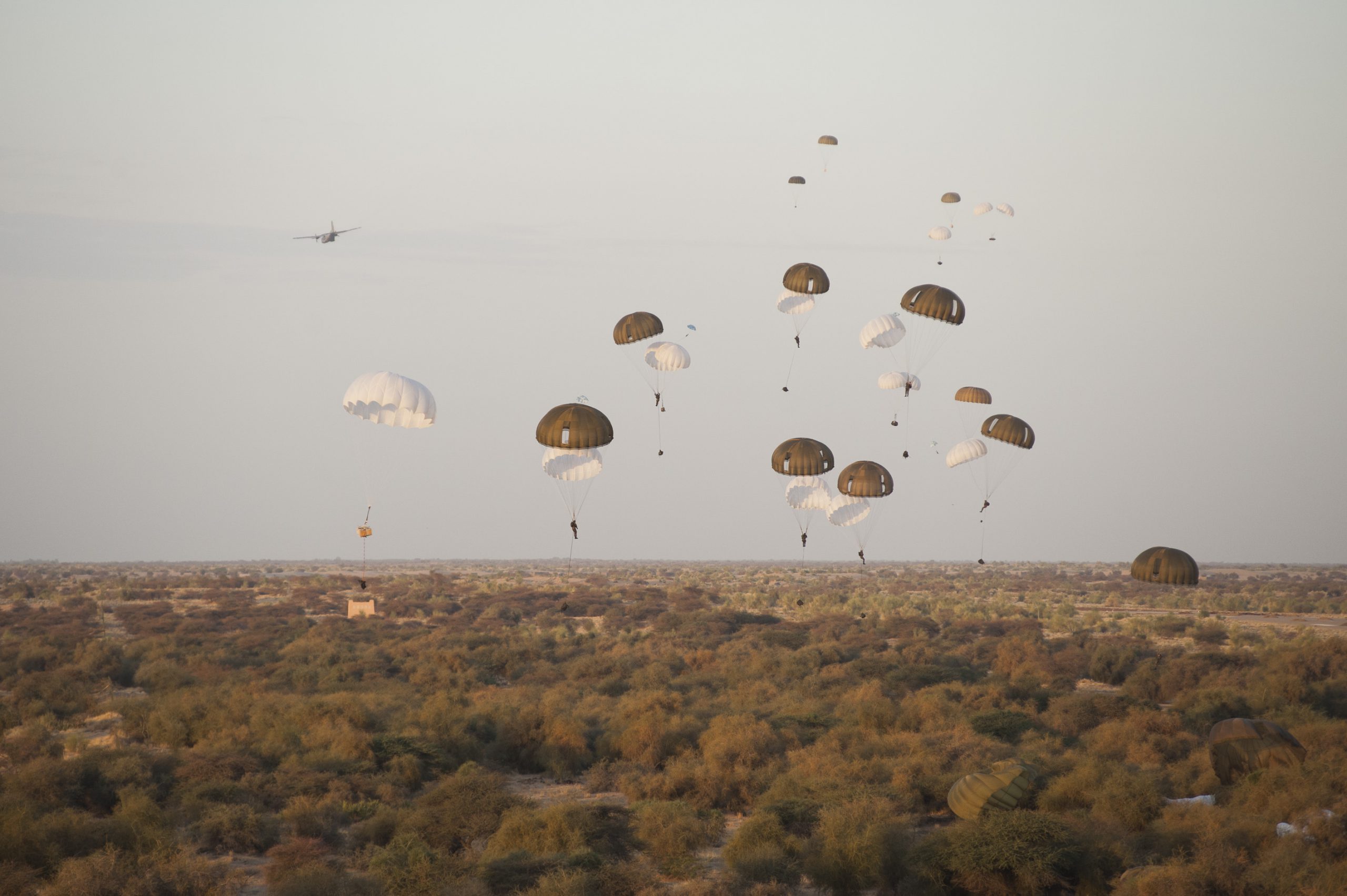 Le 29 janvier 2013, les sapeurs parachutistes du 17e RGP de Montauban sont parachutés au-dessus de l’aéroport de Tombouctou par des avions de transport et d’assaut C-130 et C-160 de l’armée de l’air. Ils ont pour mission de réaliser une évaluation de l’état de la piste en vue de sa réhabilitation -- Photo SIRPA Terre © EMA. -