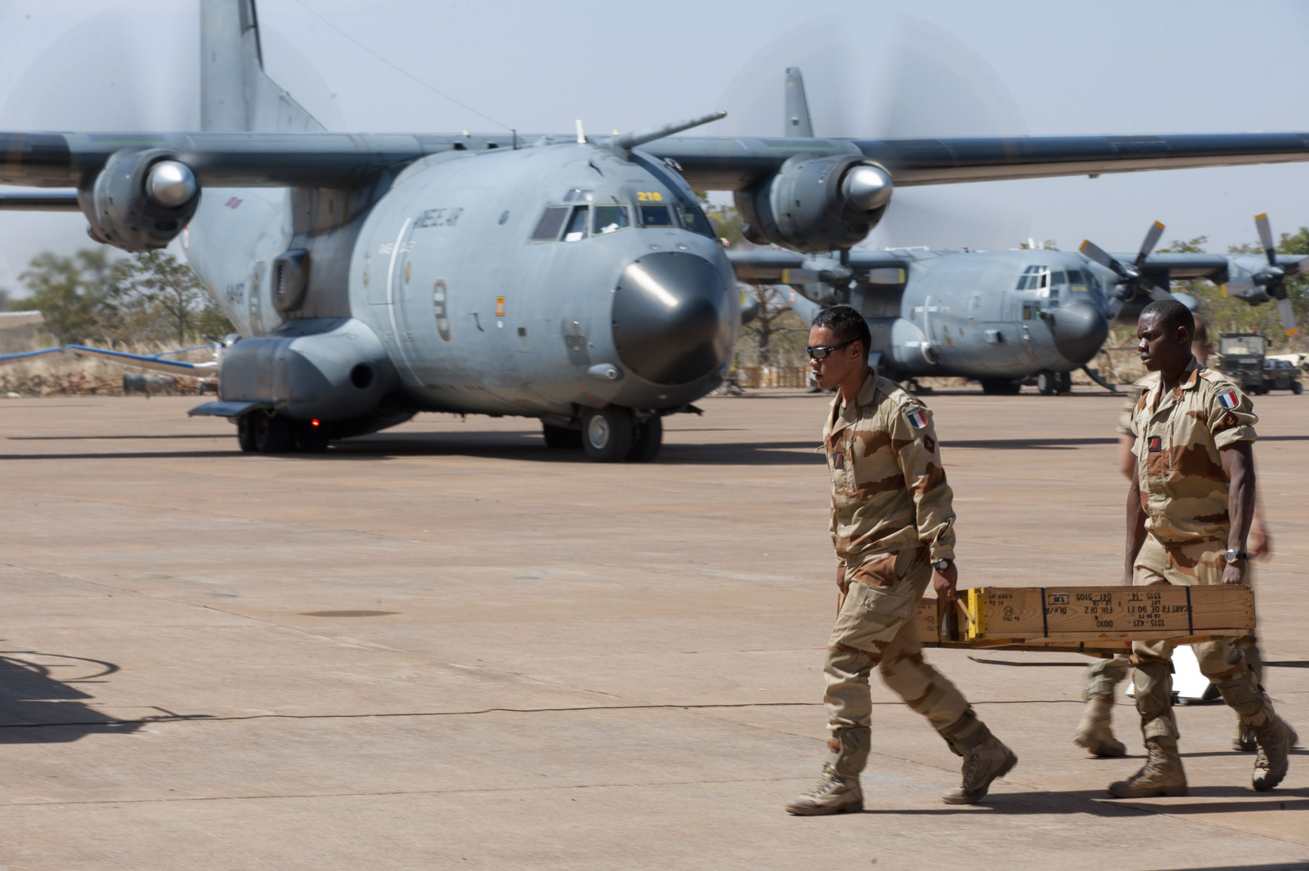 A Bamako, C-130 et C-160 assurent les ravitaillements en armes et en munitions -- Photo EMA © ECPA-D. -