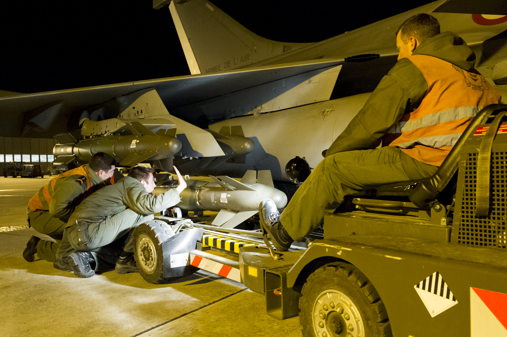 Opération Serval : Armement des premiers Rafale à Saint-Dizier dans la nuit du 12 janvier 2013 -- Photo LA. Maucorps - Armée de l'Air. -