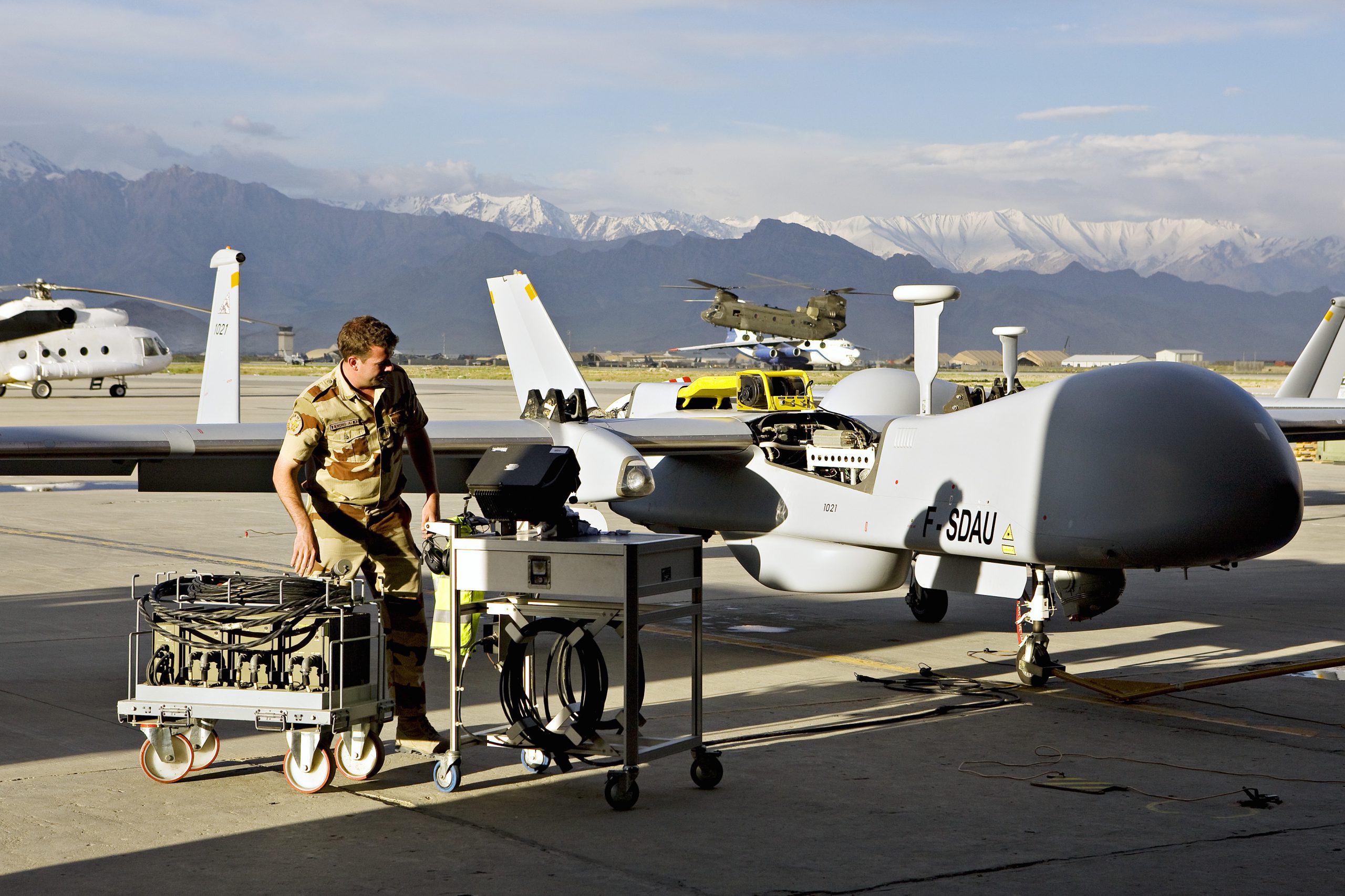 Maintenance d'un Harfang sur la B.A. de Bagram en Afghanistan -- Photo SIRPA Air. -