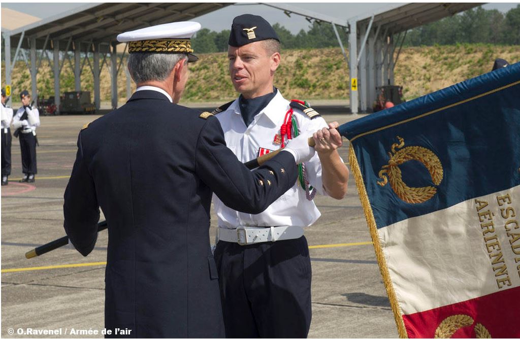 Le GAA Paloméros remet le drapeau du Normandie-Niémen au commandant d'escadron -- Photo O. Ravenel © Armée de l'Air. -