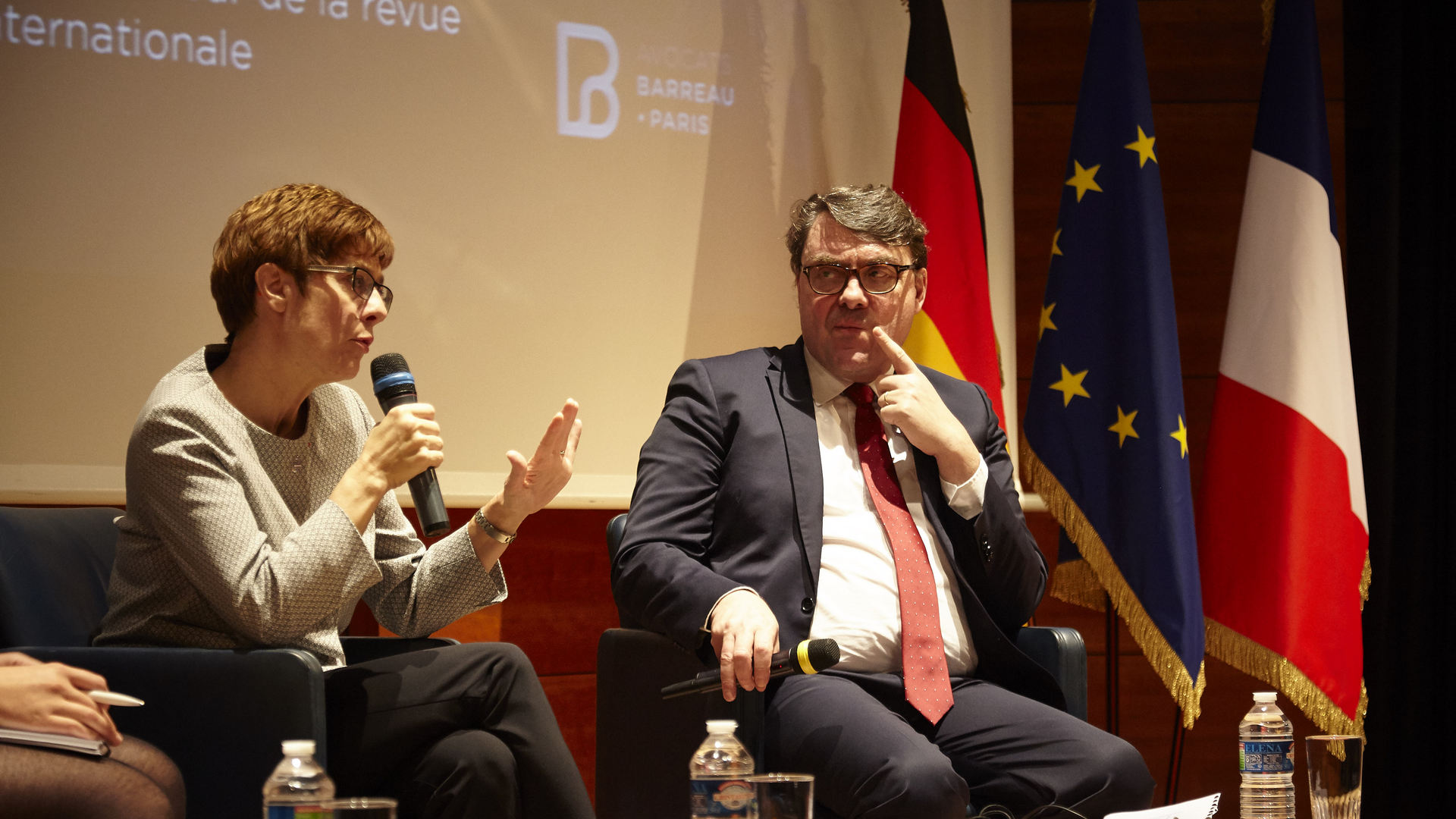 Annegret Kramp-Karrenbauer, Ministre-Présidente de Sarre et Me Frédéric Sicard répondent aux questions – Photo © Thomas Appert. -