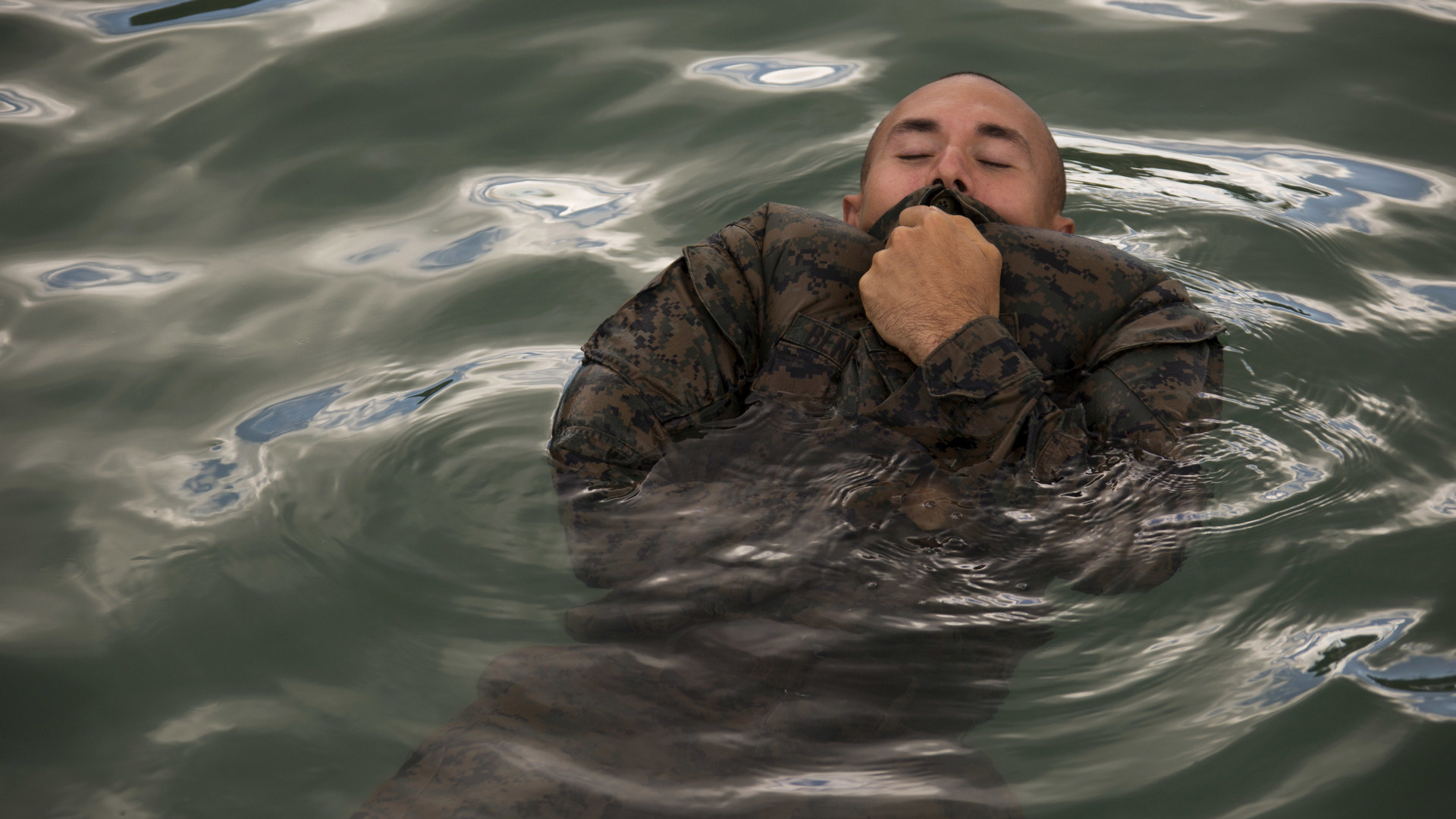 Cpl. Joseph J. Bennetti, a machine gunner, uses his blouse to float -- Photo USMC © Sgt. Carlos Cruz Jr. -