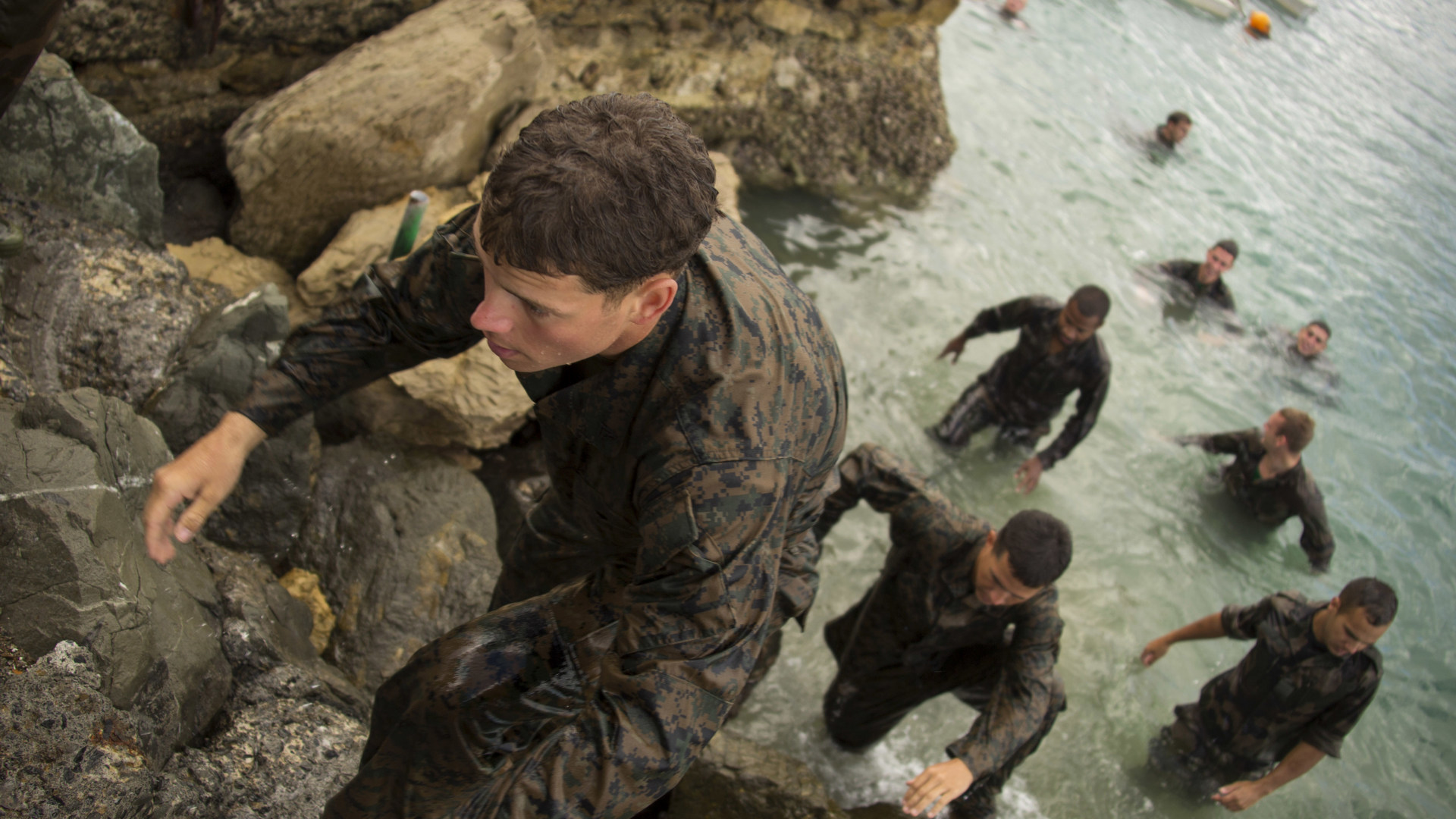 Soldiers with 92nd Infantry Regiment, French Army, arrive at the end of a swimming test – Photo USMC © Sgt. Carlos Cruz Jr. -