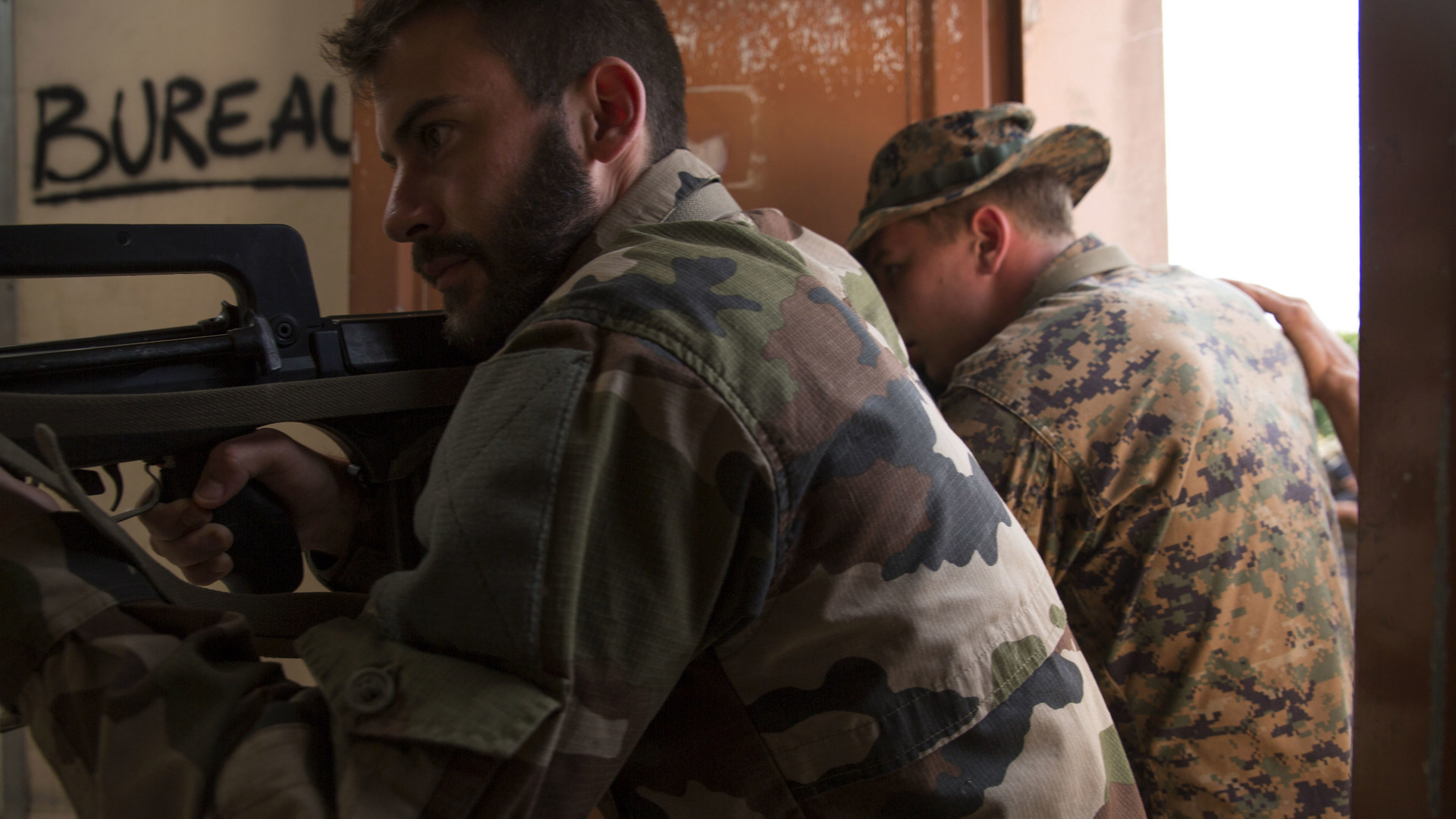 A French Army soldier with 92nd Infantry Regiment and a Marine with MRF-Darwin enter a building -- Photo USMC © Sgt. Carlos Cruz Jr. -