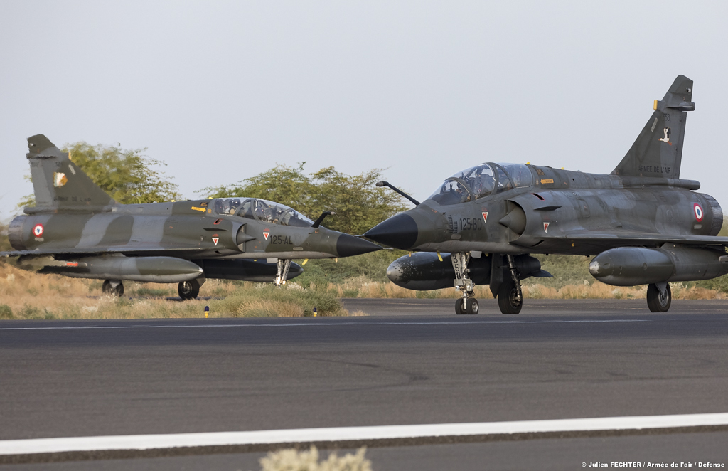 Deux Mirage 2000N s'apprêtent à décoller de la B.A. de Djibouti -- Photo Julien Fechter © Armée de l'air. -
