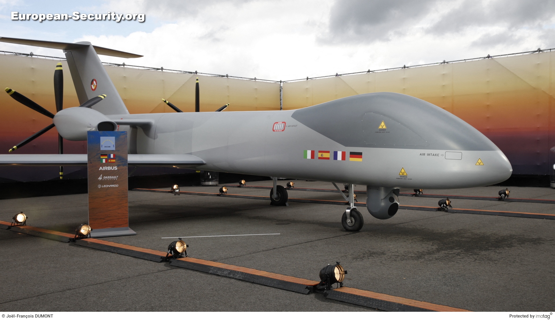 Au salon aéronautique de Berlin, l'ILA, la maquette grandeur nature du drone MALE RPAS a été dévoilée -- Photo © Joël-François Dumont. -