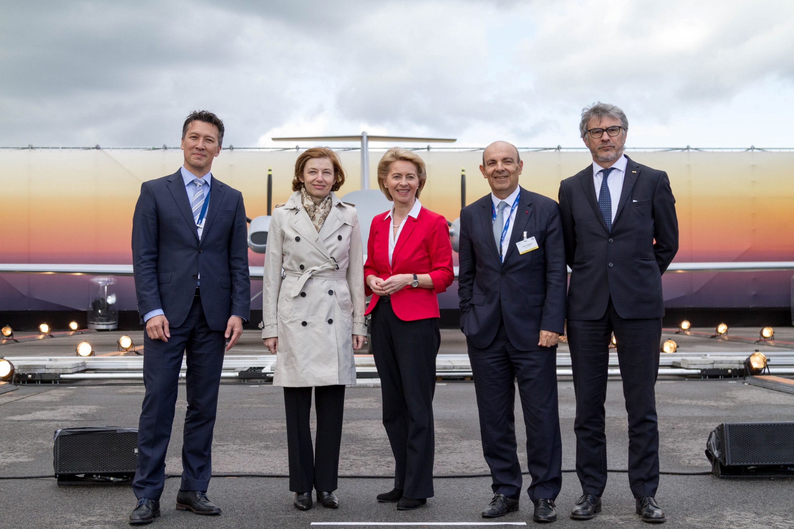 En présence des ministres allemand et français de la défense, les représentants d'Airbus et de Dassault -- Photo ILA. -