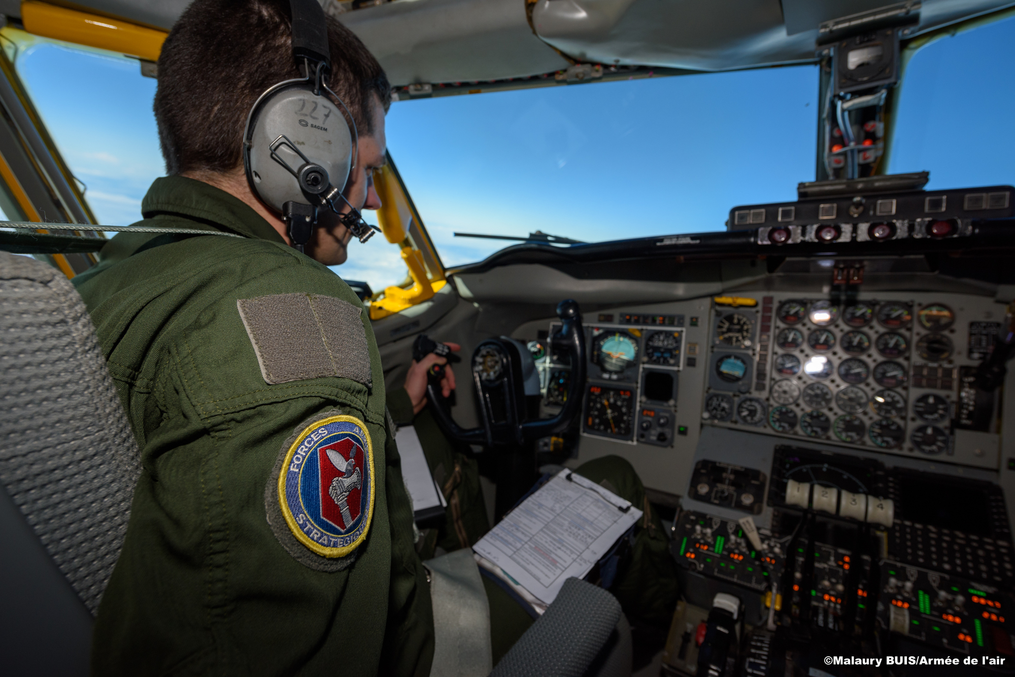 .Pilote aux commandes du C135 -- Photo Malaury Buis © Armée de l'air. -