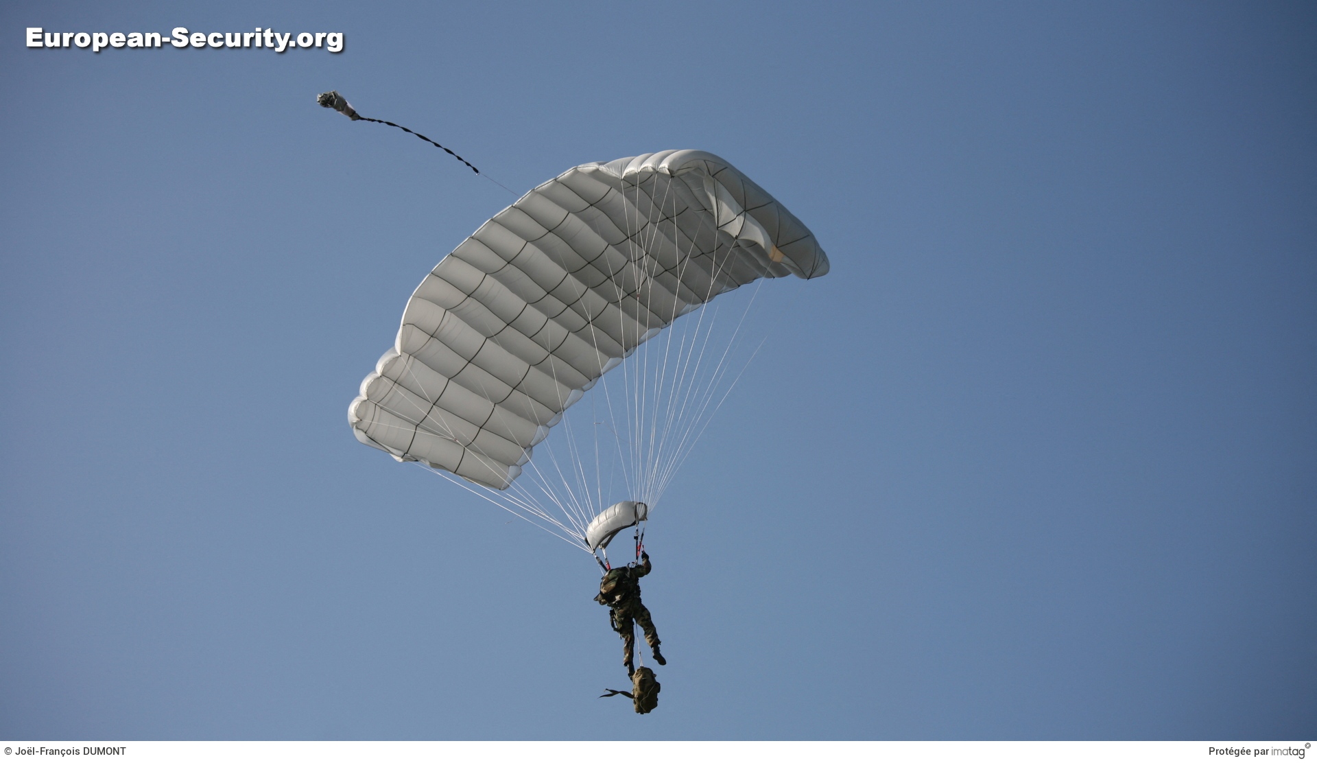 Commando du CPA 10 parachuté lors d'un exercice -- Archives © Joël-François Dumont. -