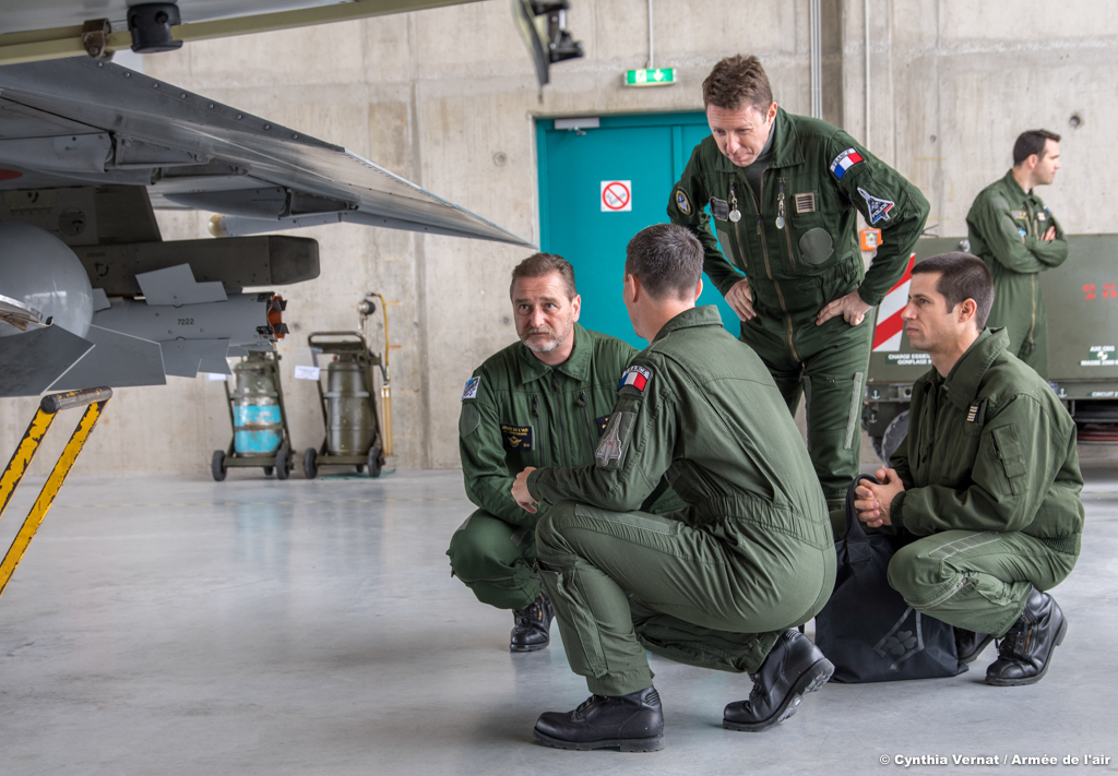 Le général Jean-Christophe Zimmermann, COMDAOA avec des pilotes du 2/3 Cigognes -- Photo Cynthia Vernat © Armée de l'air. -