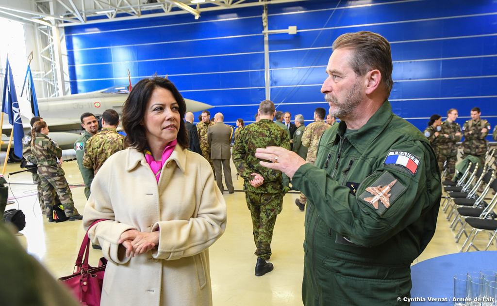 Claudia Delmas-Scherer, ambassadrice de France en Estonie, et le général Jean-Christophe Zimmermann, COMDAOA -- Photo Cynthia Vernat © Armée de l'air. -