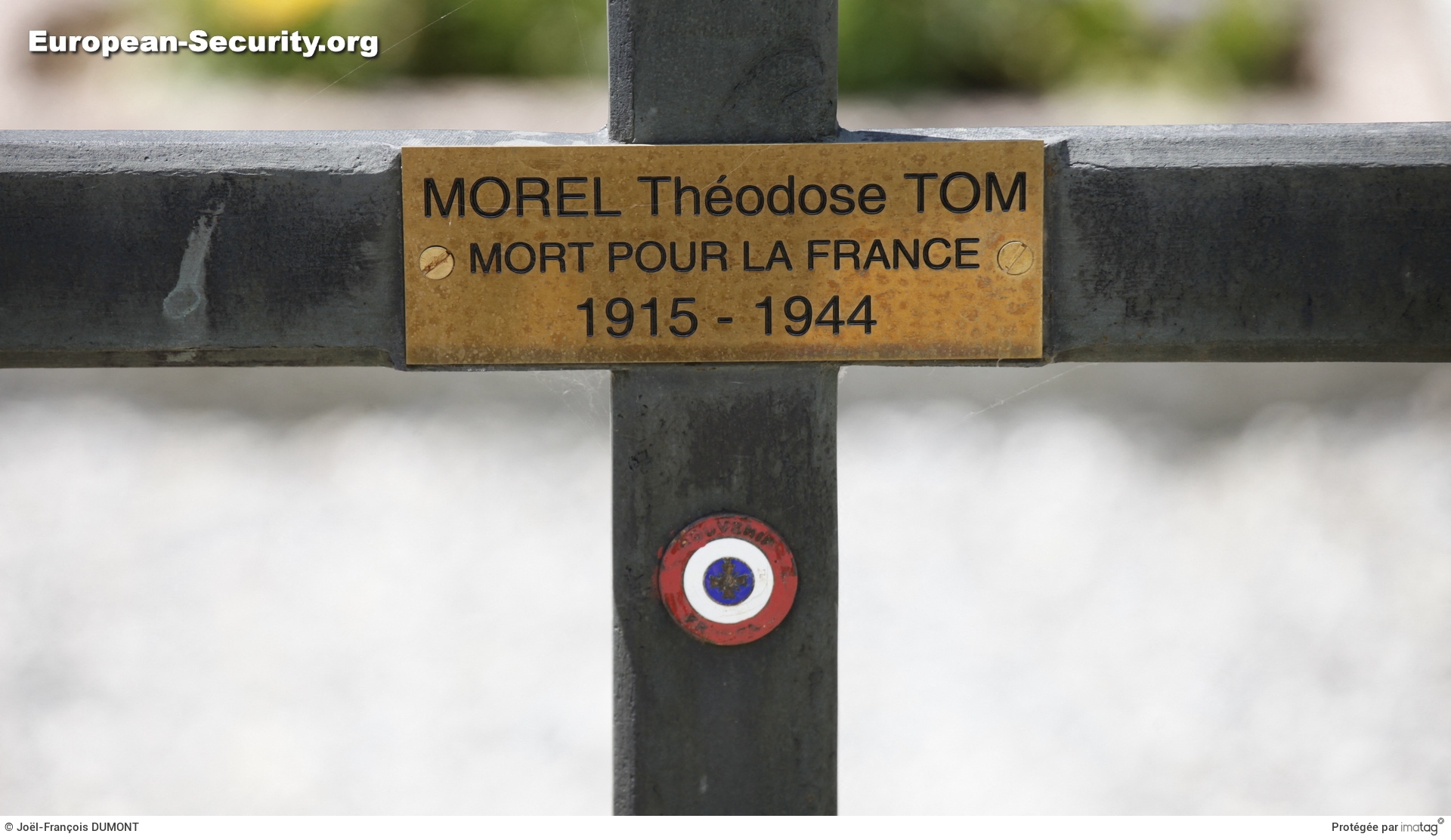 Tombe de Tom Morel, Mort pour la France -- Photo © Joël-François Dumont. -