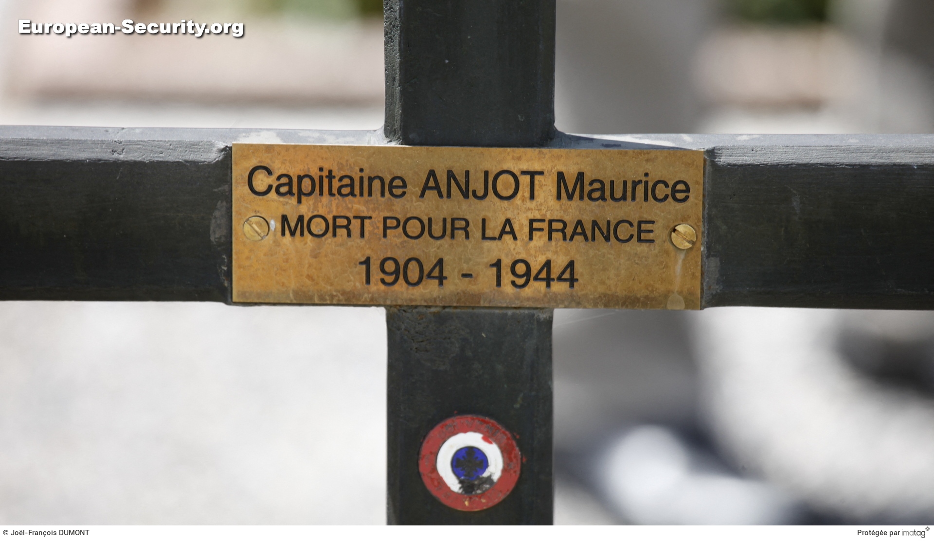 Tombe du capitaine Maurice Anjot, Mort pour la France -- Photo © Joël-François Dumont. -