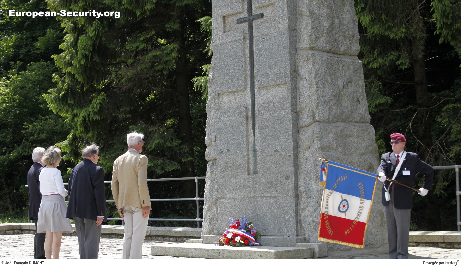 Dépôt de gerbe au monument de la nécropole de Morette -- chef de bataillon Jean Vallette d'Osia -