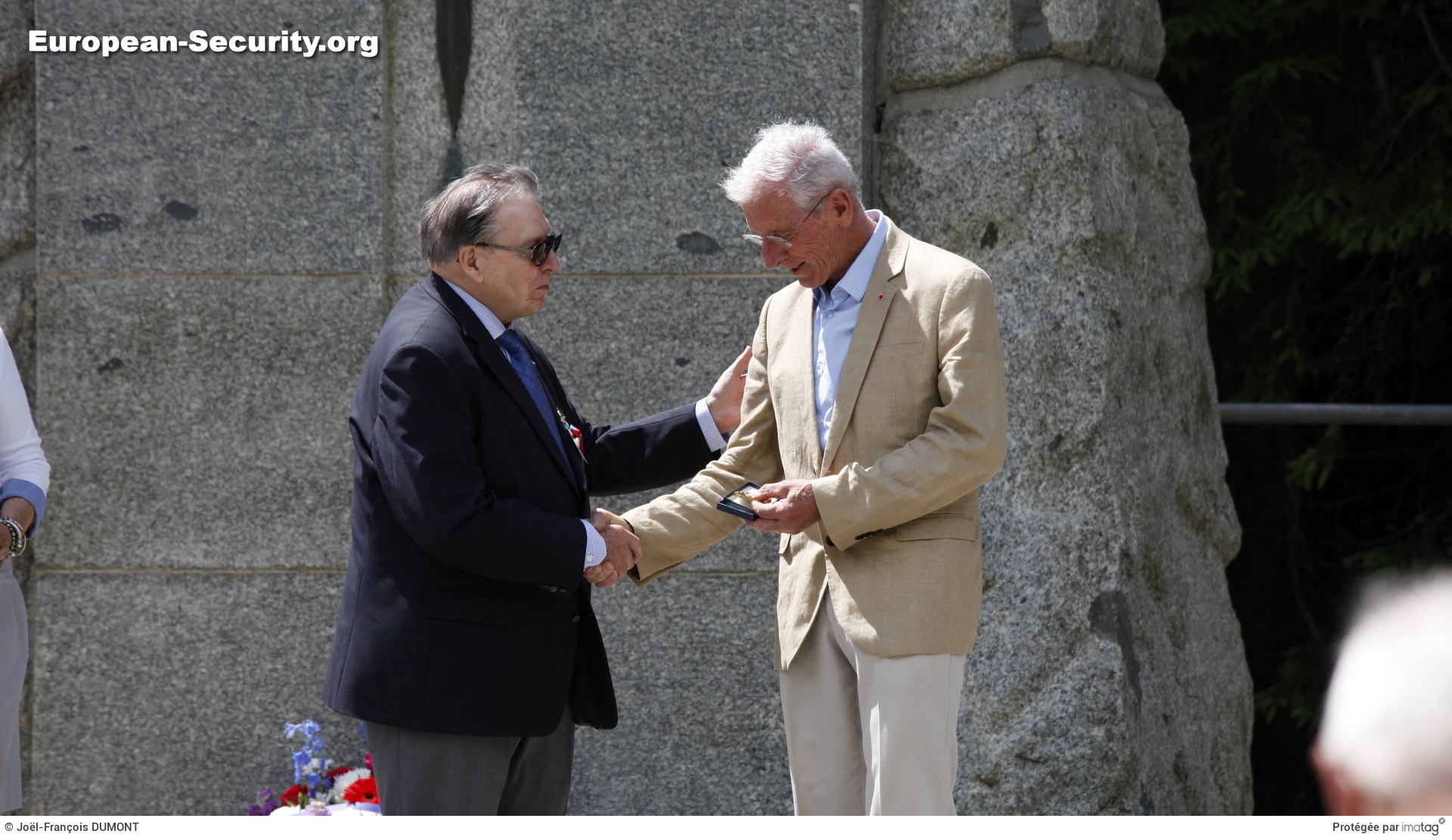 Le colonel Henri Debrun, président de l'AASSDN remet au général Bachelet la médaille de l'amicale -- Photo © Joël-François Dumont. -