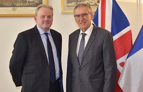 Le DGA, Joël Barre (à droite), et son homologue britannique, le ministre des acquisitions de défense, Guto Bebb (à gauche) -- Photo © DGA. -