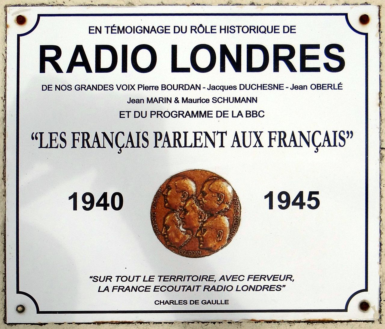 Plaque commémorative de Radio Londres au cimetière d’Asnelles (Calvados) -- Photo © Wayne77. -