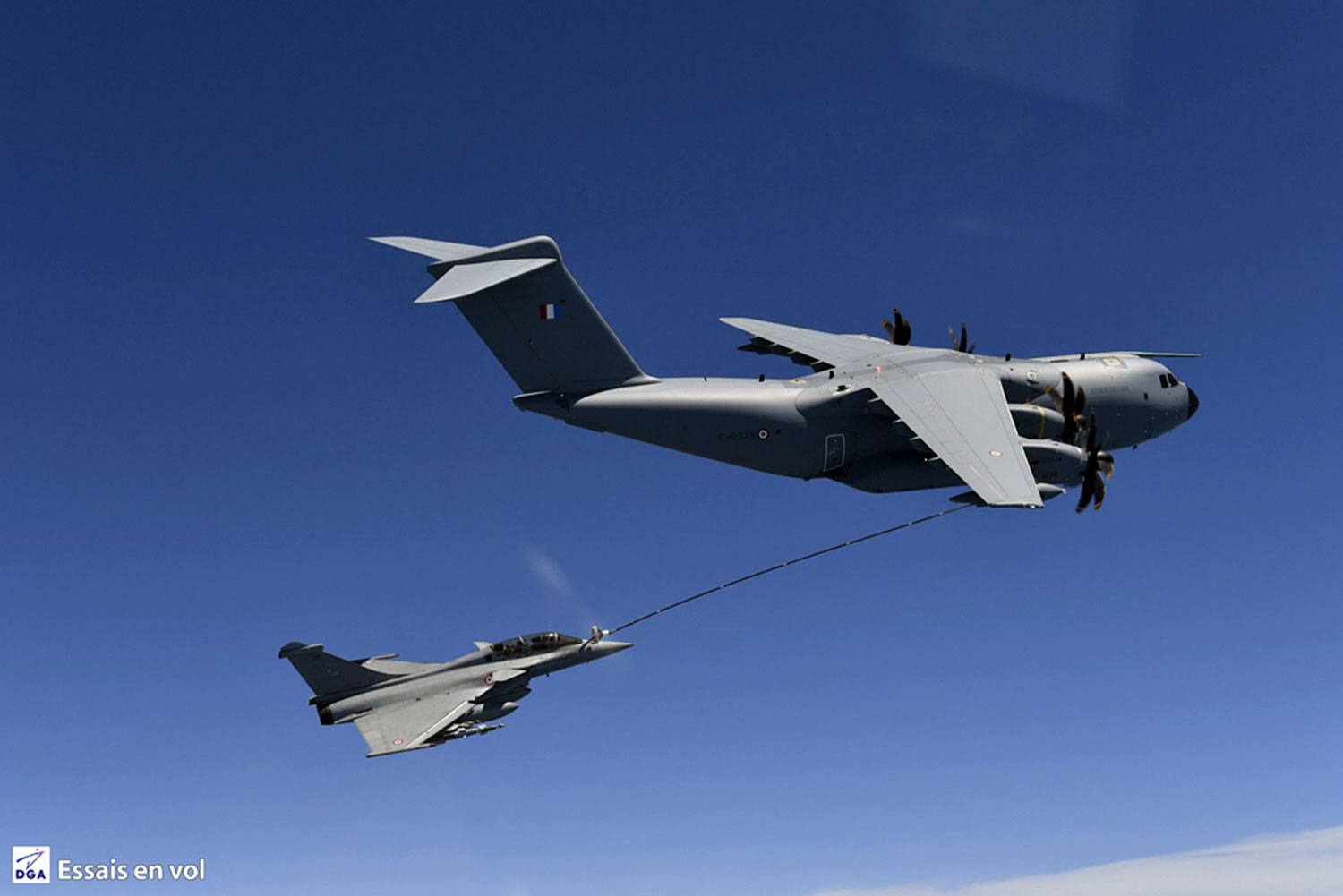 Essais de ravitaillement en vol pour le couple A400M/Rafale – Photo © DGA-Essais en vol. -