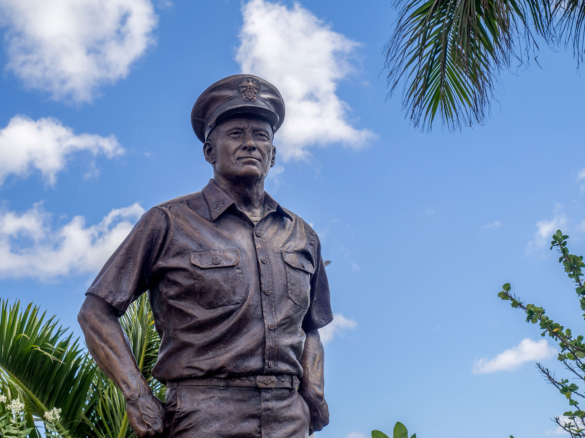 Statue de bronze de l'amiral de la flotte Chester W. Nimitz à Pearl Harbor devant l'USS Missouri -- Photo © Jeff White. -