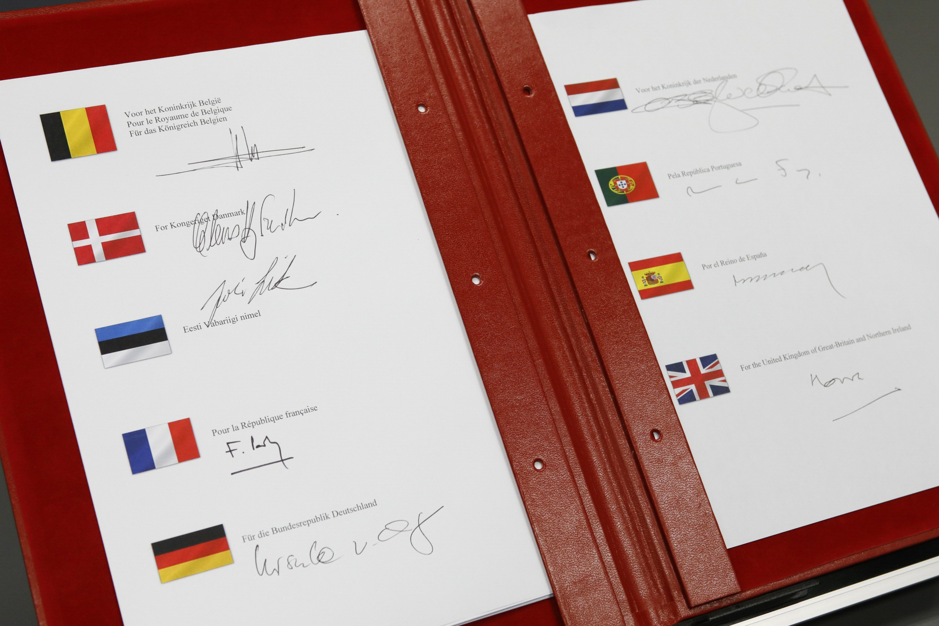Signatures des neuf ministres présents pour le lancement de l'initiative. Photo © Ministère des Armées -