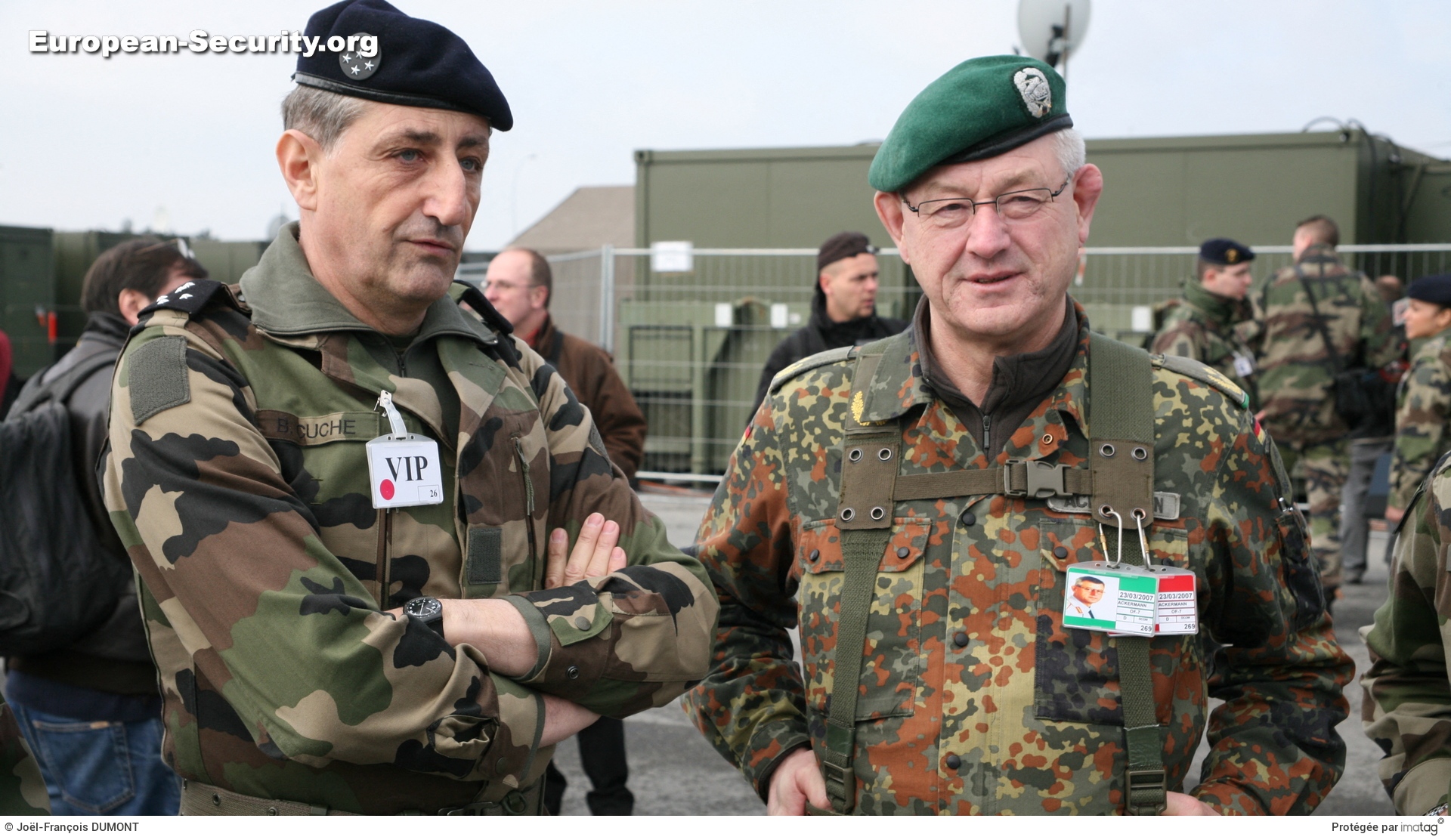 Le général Cuche (CEMAT) et le général Ackermann (Bundeswehr), adjoint du CDT du CRR-FR -- Photo © Joël-François Dumont. -