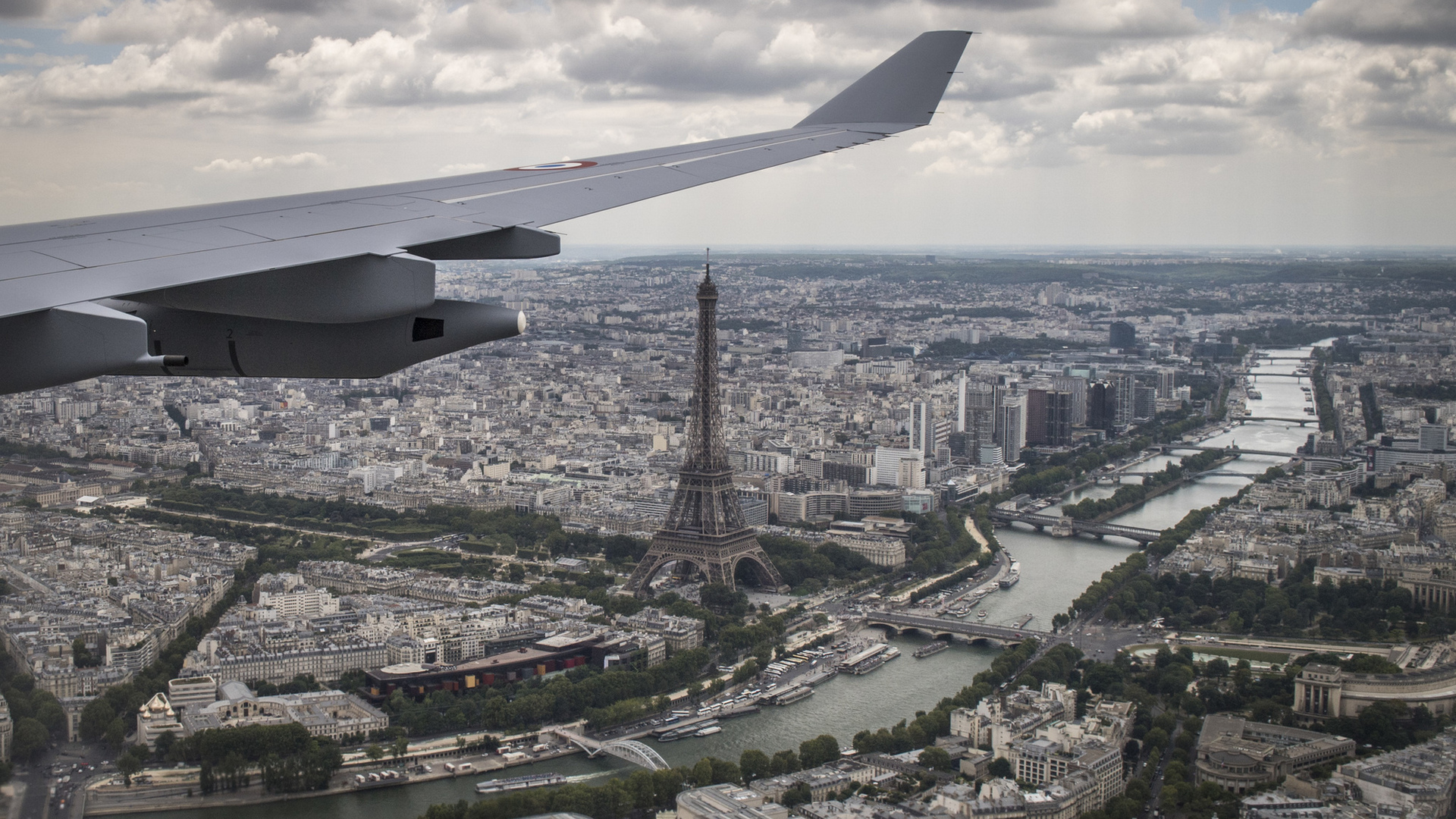 Premier survol de paris pour le Phénix -- Photo Olivier Ravenel © Armée de l'Air. -