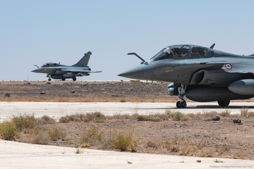 Deux Rafale B s'appêtent à décoller de la BAP du Levant -- Photo Julien Fechter © Armée de l'Air. -