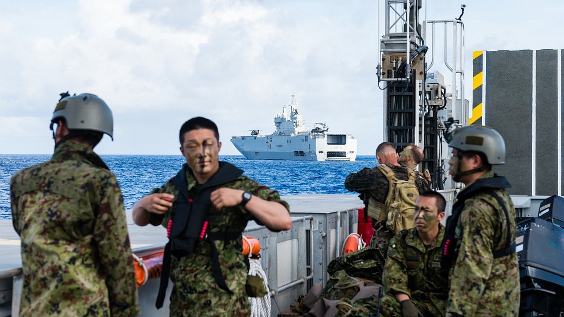 Le détachement japonais monte à bord de l'engin de débarquement amphibie rapide pour être déposé sur la plage de Chulu Beach de l'île de Tinian dans le cadre de l'exercice amphibie interallié Arc 17, le lundi 15 mai 2017 -- Photo Marine Nationale -