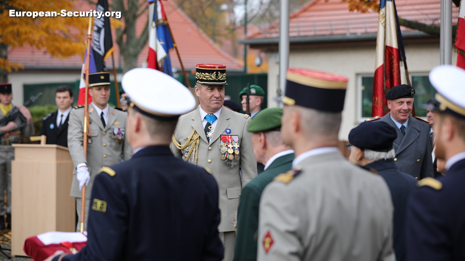 Les généraux Nicolas Richoux et Andreas Henne passent en revue le détachement présent -- Photo © Joël-François Dumont. -