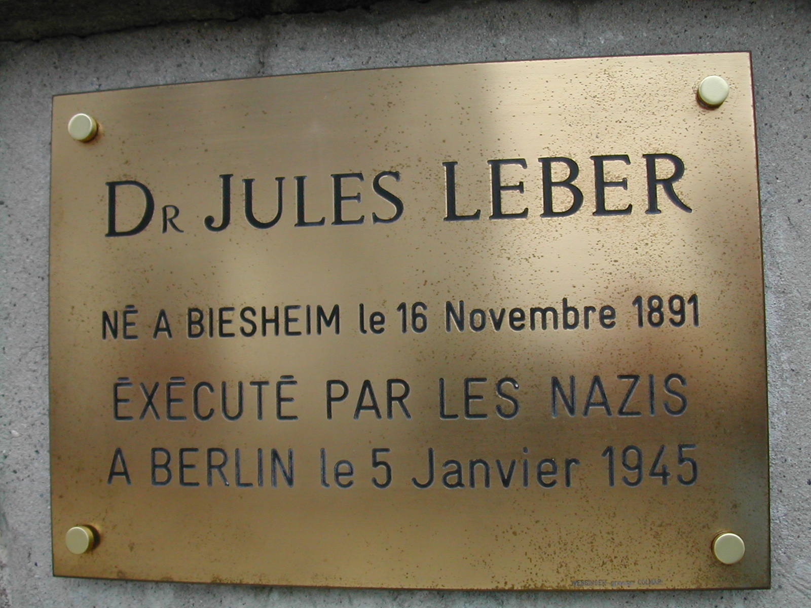 Plaque apposée à Biesheim en honneur de Jules Leber victime de la barbarie nazie -- Photo Wikipedia. -