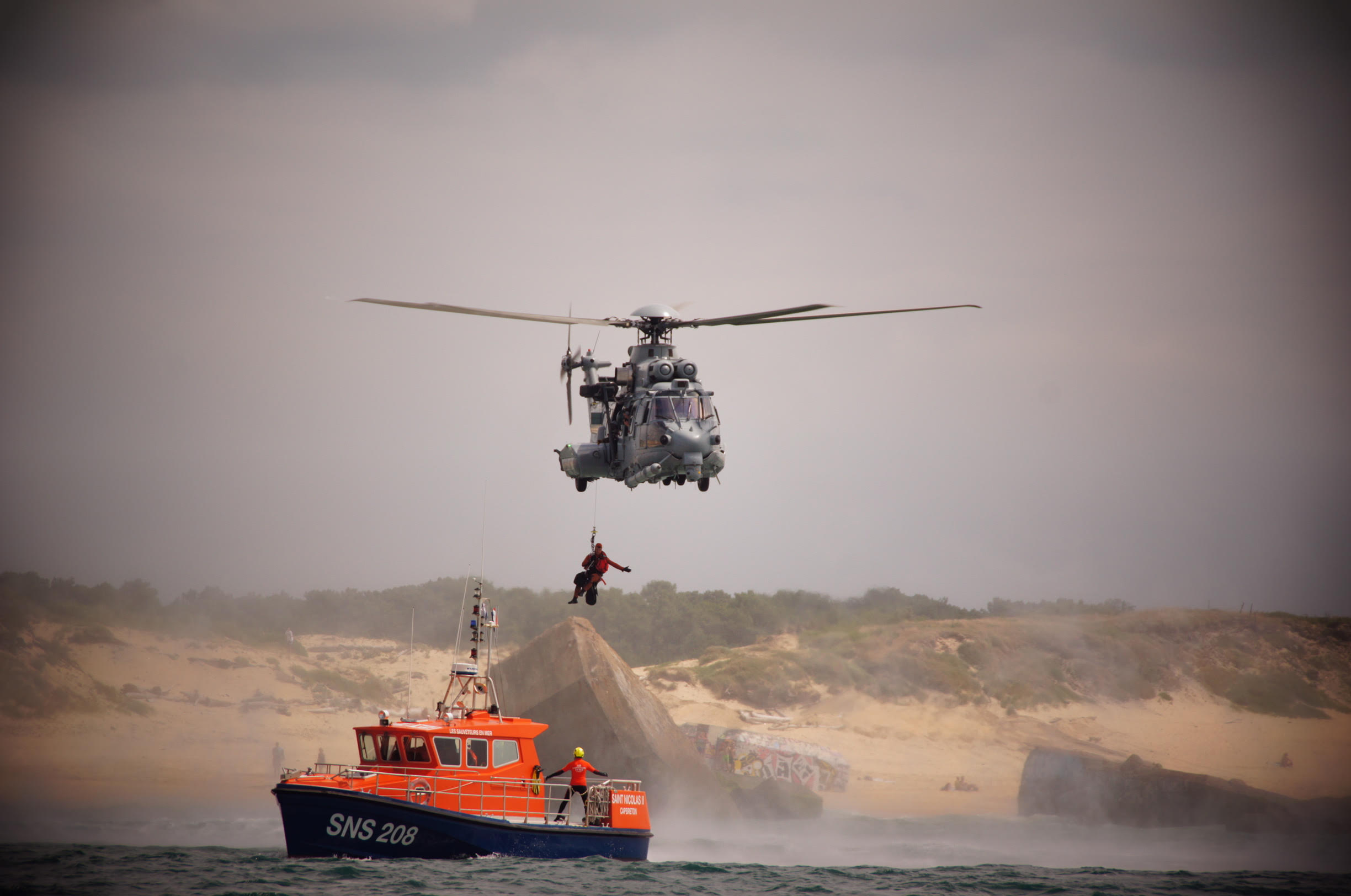 Entraînement à la récupération d’un blessé sur bateau, par un équipage Caracal de l’EH du Pyrénées, sur la vedette de la SNSM -- Photo © Armée de l'Air. -