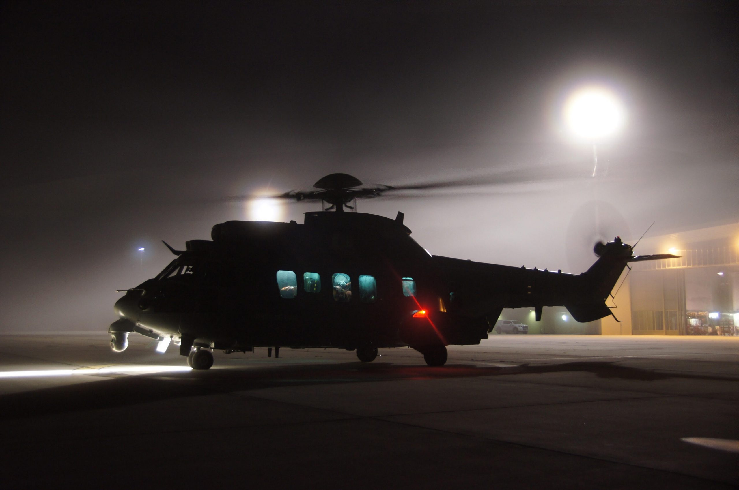 Mise en route par temps de brouillard d'un Caracal pour une mission de sauvetage de nuit -- Photo Olivier Millet © Armée de l'Air. -