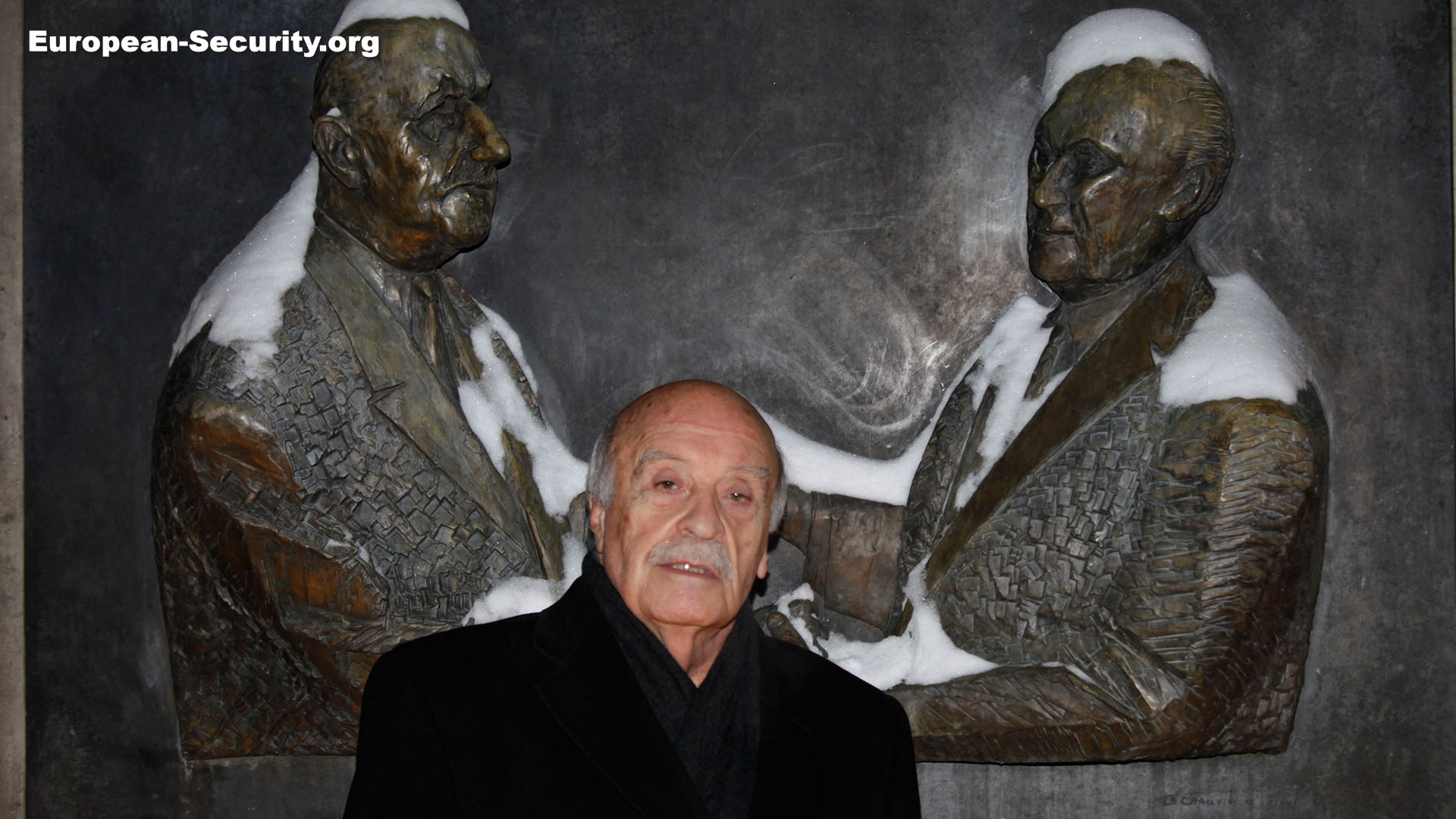 Michel Anfrol devant la fondation Konrad Adenauer à Berlin le 13 janvier 2013 -- Photo © Joël-François Dumont. -