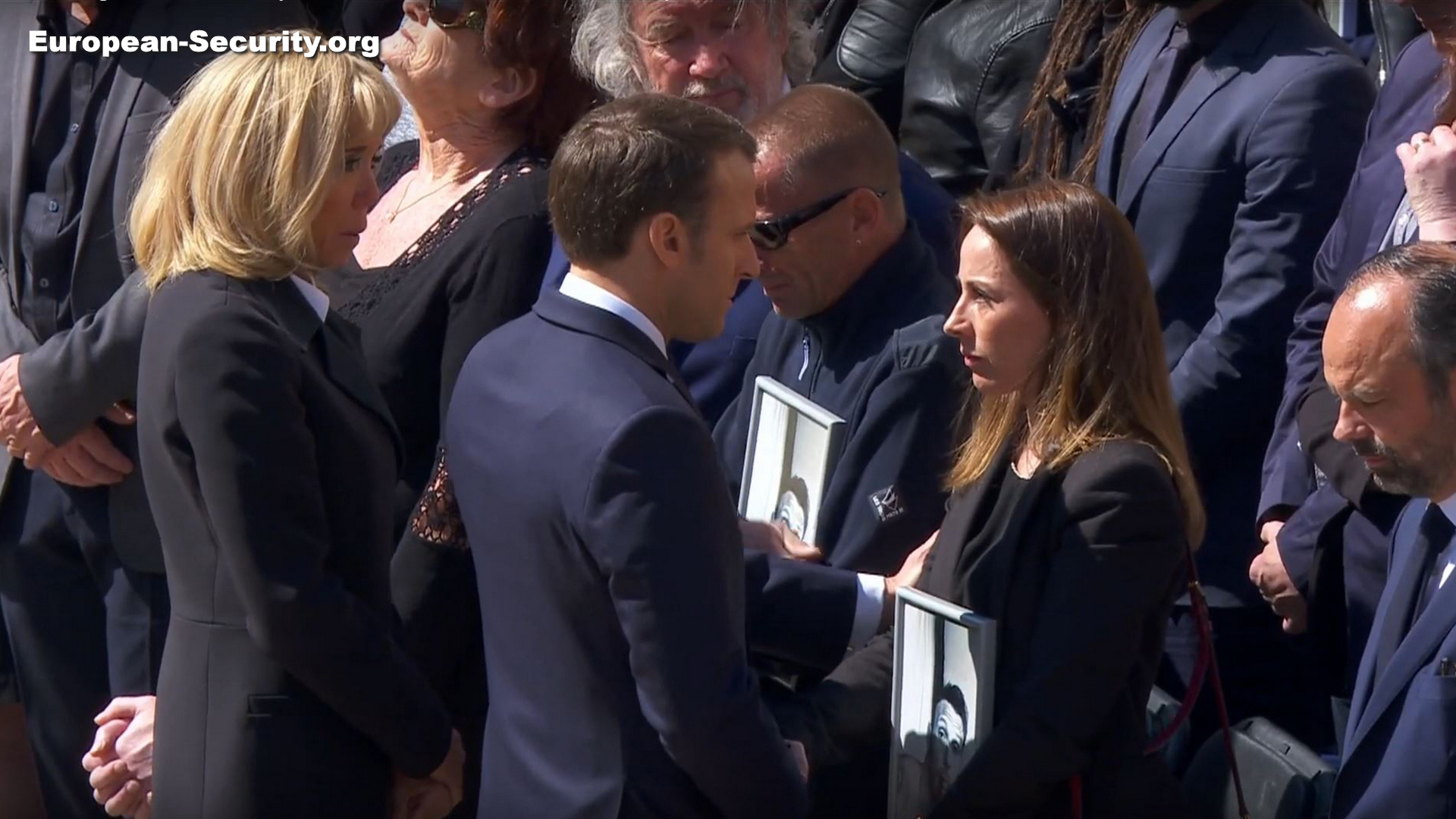 Emmanuel Macron s'entretient avec Florence, la compagne de Cédric de Pierrepont -- Photo European-Security. -