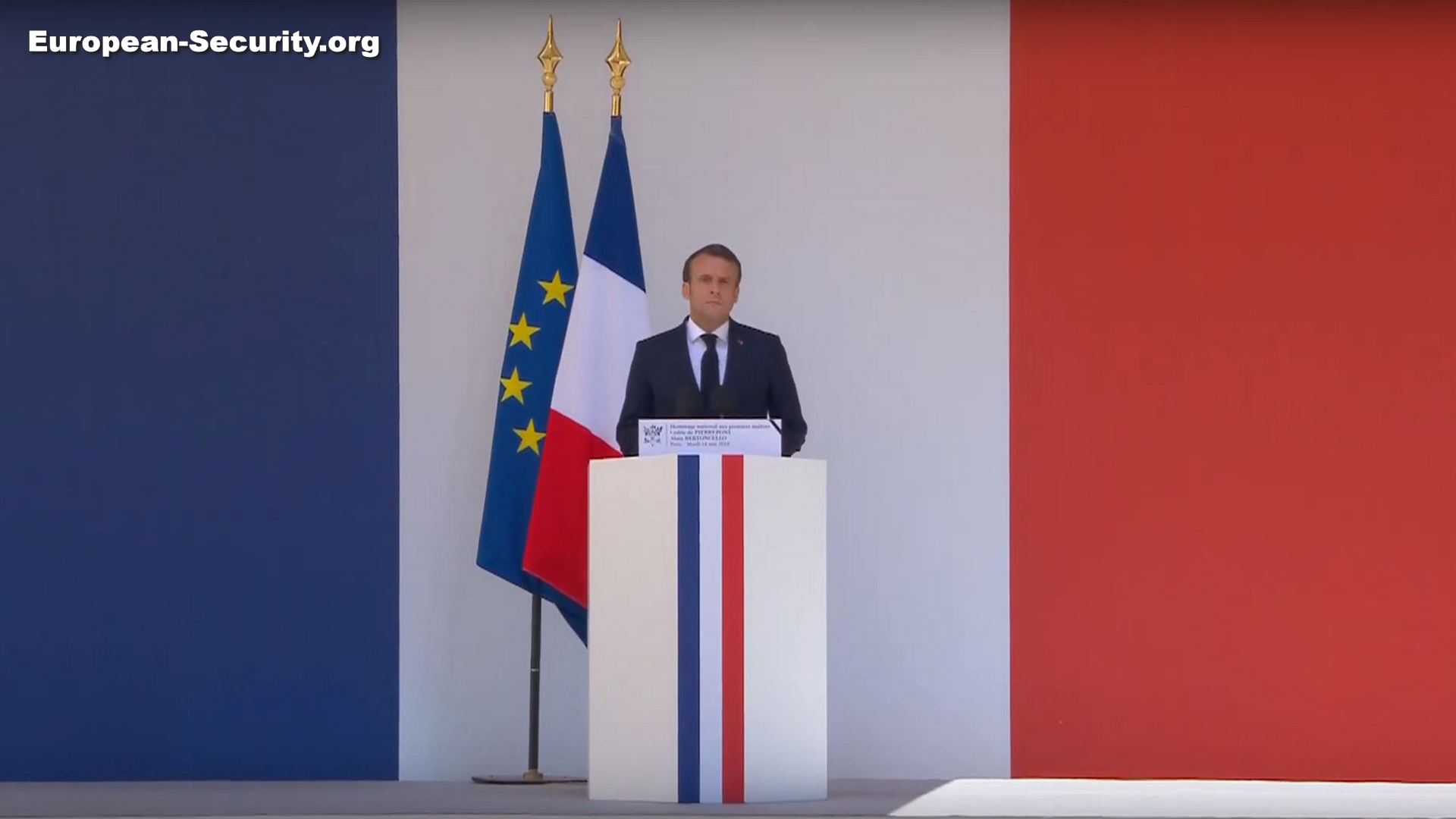Le président Macron aux Invalides -- Photo European-Security. -