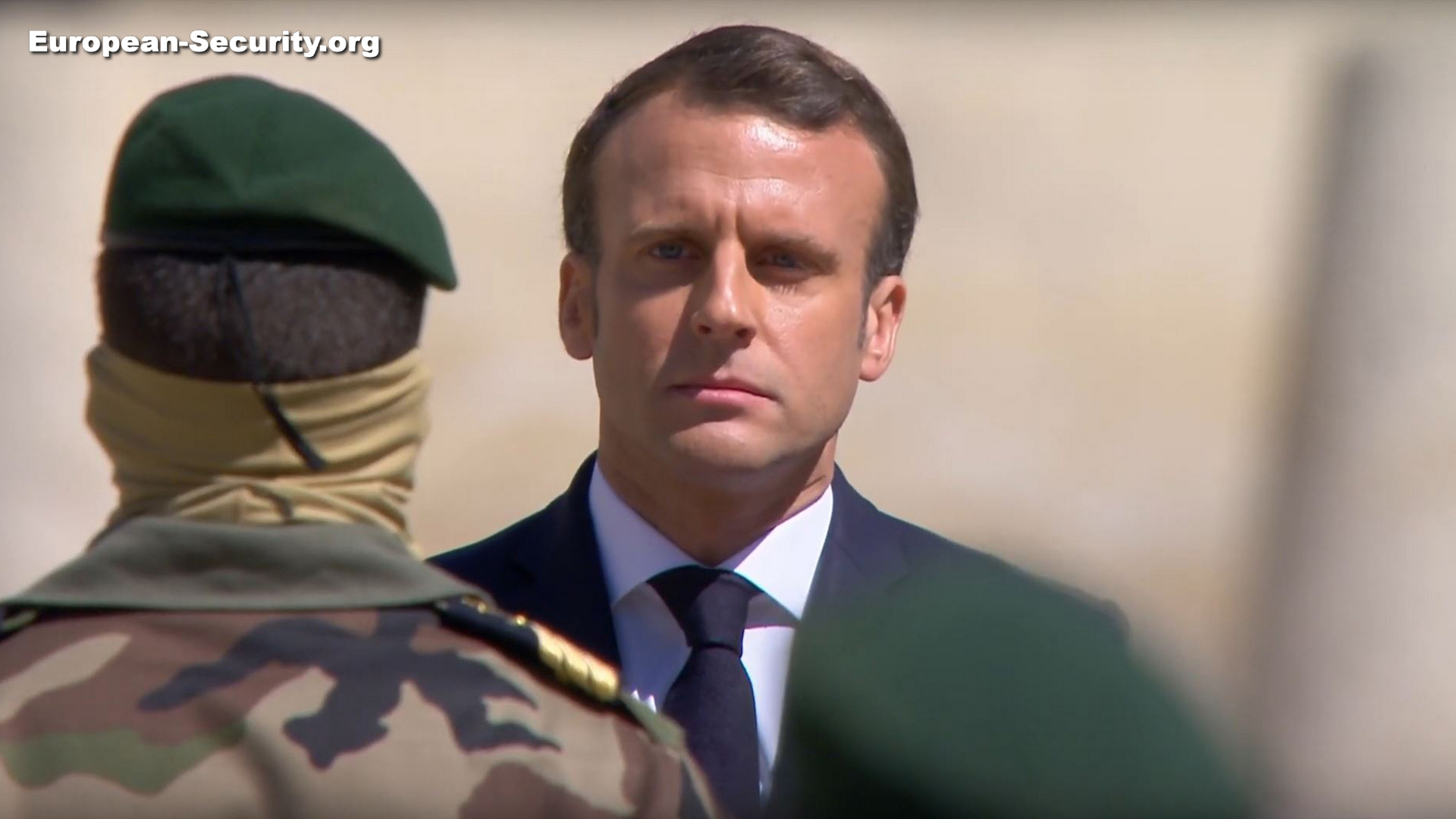 Emmanuel Macron face à un frère d'armes des deux commandos -- Photo European-Security. -