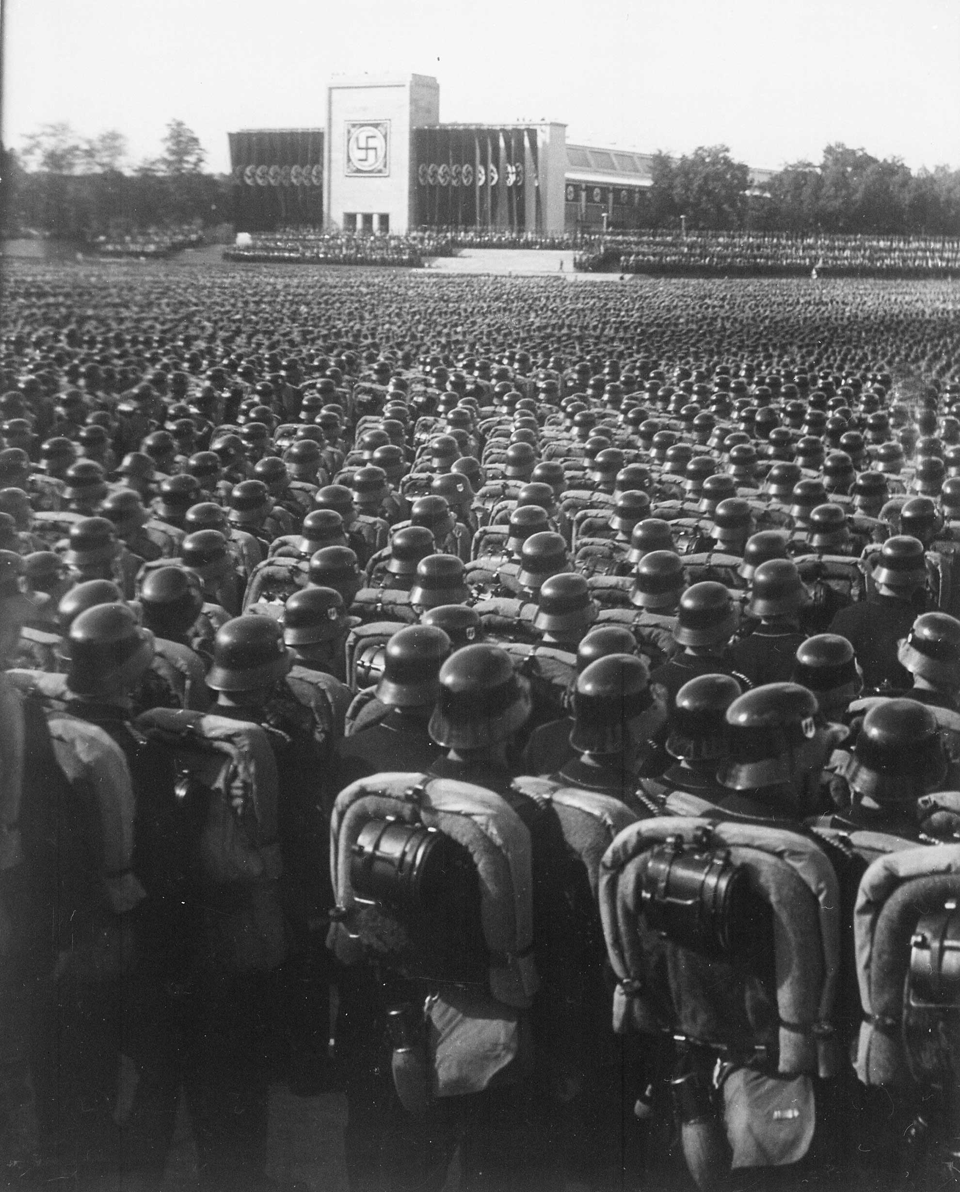 Une armée, un peuple, un führer. Un pays militarisé -- Photo Congrès du parti du Reich -- Photo Bundesarchiv. -