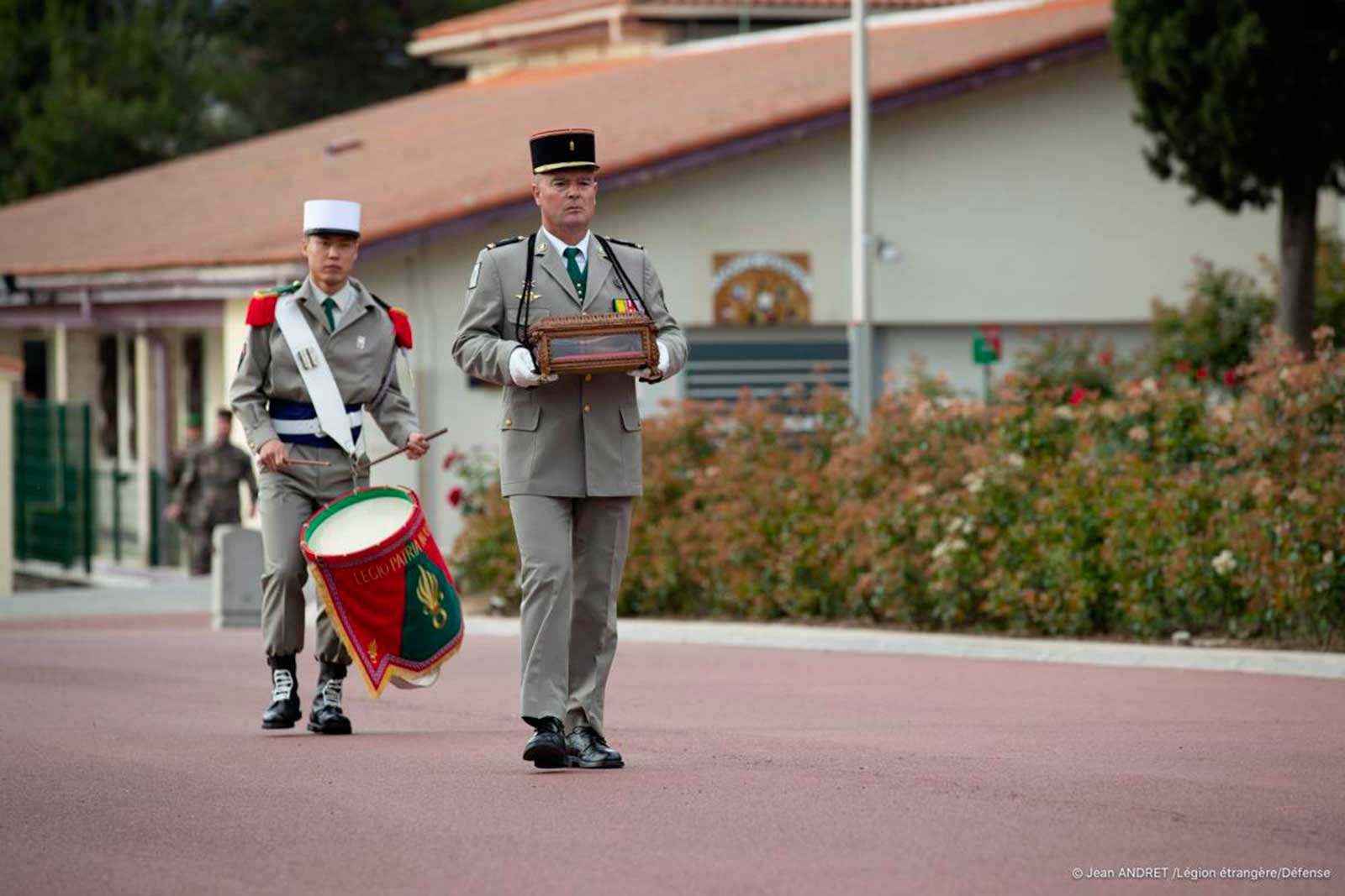 Un légionnaire porte la main du capitaine Danjou -- Photo Jean Andret © Légion étrangère. -