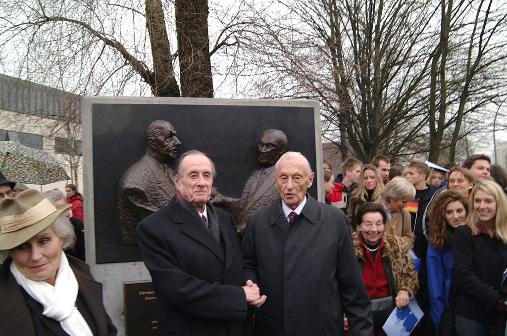 L’amiral Philippe de Gaulle et Georg Adenauer devant la fondation Adenauer à Berlin (23.01.2003) – Photo © KAS