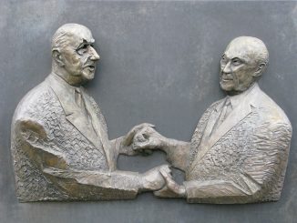 Plaque à la mémoire de De Gaulle et d'Adenauer devant la KAS à Berlin — Photo © Joël-François Dumont