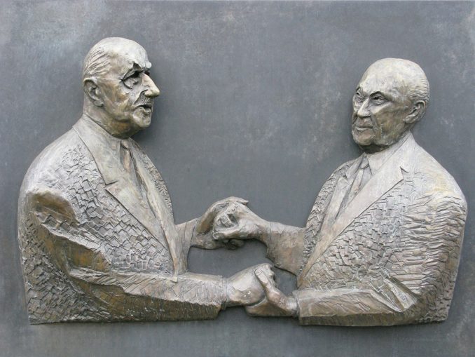 Plaque à la mémoire de De Gaulle et d'Adenauer devant la KAS à Berlin — Photo © Joël-François Dumont