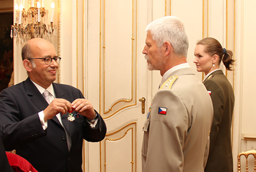L'ambassadeur Lévy remet les insignes au GCA Petr Pavel — Photo Ambassade de France à Prague -