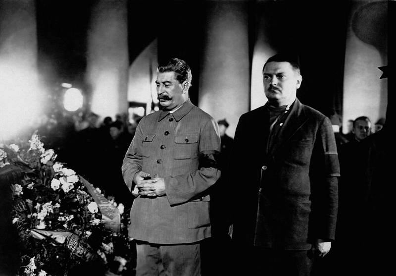 Joseph Staline et Andreï Jdanov aux obsèques de Sergeï Kirov