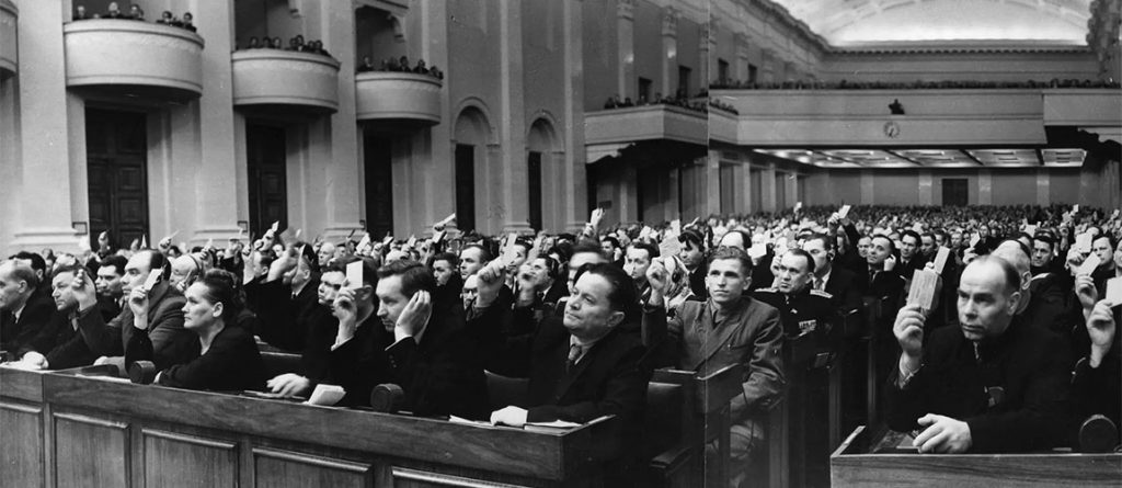 Le XXe congrès du PCUS votant pour le rapport de Nikita Khrouchtchev