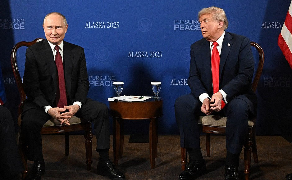Poutine radieux, Trump le regard vide — Photo kremlin.ru
