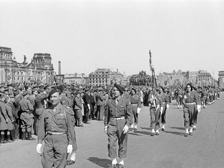 Défilé du 159e RI Alpine devant le Reichstag (1946) — Photo Abraham Pisarek