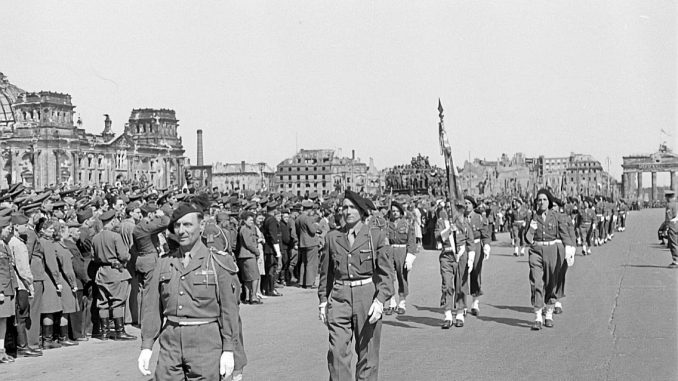 Défilé du 159e RI Alpine devant le Reichstag (1946) — Photo Abraham Pisarek